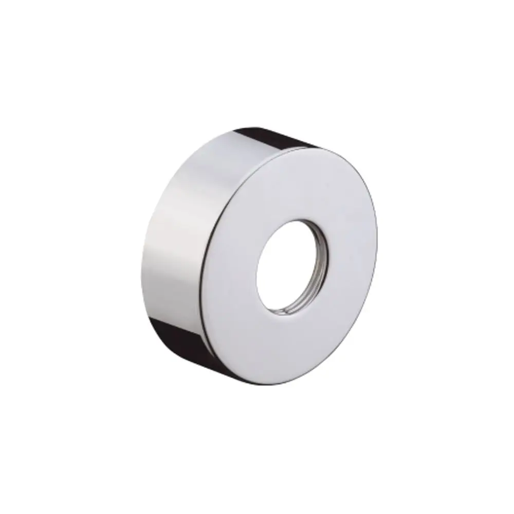 Wandrosette aus verchromtem Metall mit zentralem Loch. Einfache, runde Form. Produkt von Hansgrohe, geeignet für die Wandmontage in Badezimmern oder ähnlichen Bereichen.